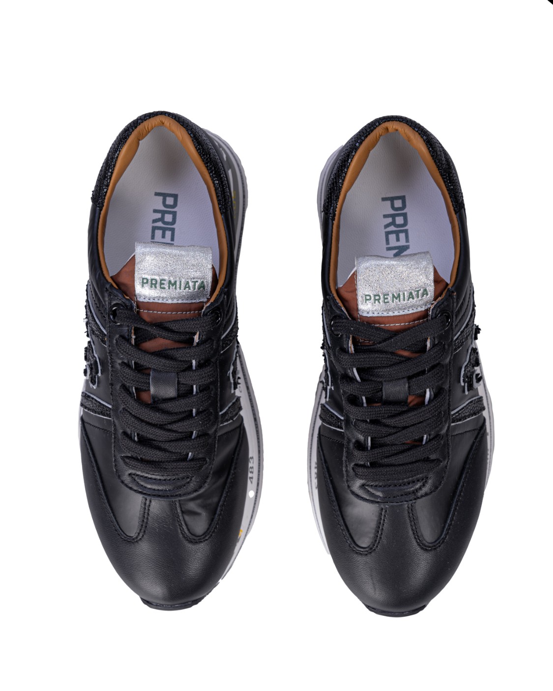 shop PREMIATA Saldi Scarpe: Premiata Sneakers Beth con tomaia interamente in pelle pregiata nera.
Fondo platform personalizzato dalla serigrafia logata Premiata.
Altezza Suola 5,5 cm.
Fusbet Interno 25 cm.
Suola: 75% EVA 5% TPU 20% Gomma.
Tomaia: 5% Pelle di vitello 95% Pelle di agnello.
Fodera: 100% Pelle di capra.
Fabbricato in Vietnam.. BETH-6045 number 7909663